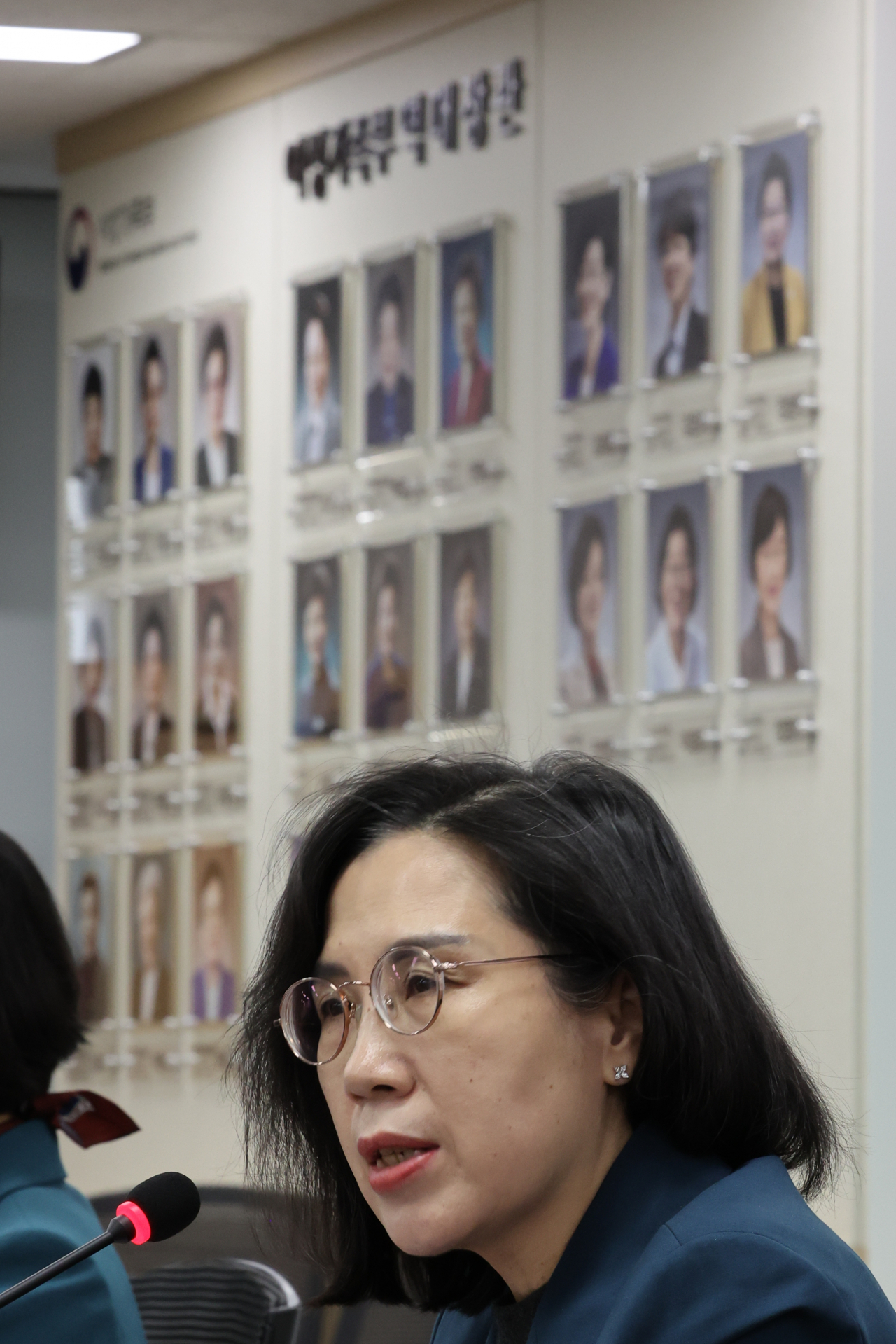 김현숙 여성가족부는 장관이 10일 서울 세종로 정부서울청사에서 여성가족부 폐지에 관한 여성계의 의견을 모으기 위해 간담회를 주재하고 있다. 발언하는 김현숙 장관 뒤로 회의실 벽면에 역대 여성가족부 장관들의 사진이 걸려 있다. [연합]