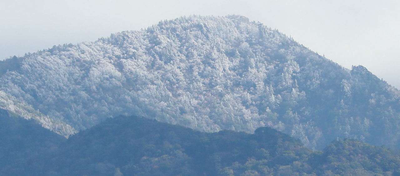10일 경남 함양군 마천면 지리산 조망공원에서 바라본 지리산 천왕봉에 첫눈이 내려 하얗게 변해 있다. [연합]