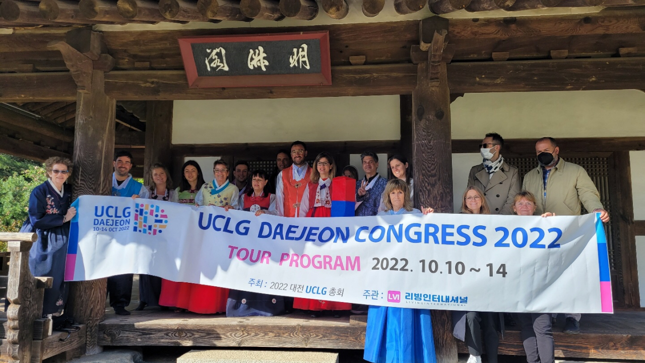 UCLG 첫날인 지난 10일 총회참가자들이 우암사적공원에서 한국 전통의상을 입고 조선시대를 체험했다.