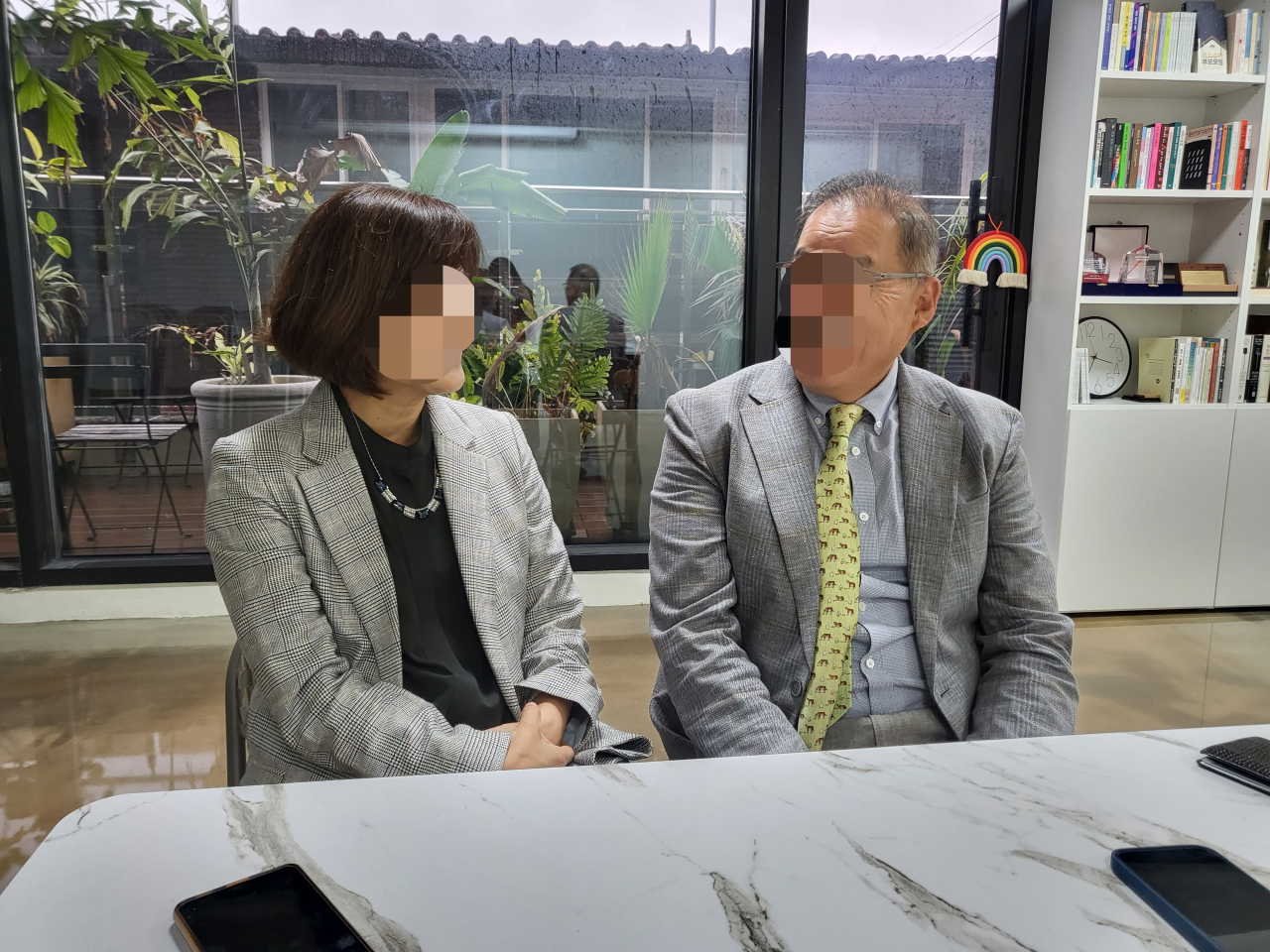 11일 서울 중구 성소수자부모모임 사무실에서 만난 애니(왼쪽) 씨와 비움(오른쪽) 씨. 이들의 자녀 A씨는 2016년 부모에게 자신이 ‘트랜스여성’임을 커밍아웃했다. 박혜원 기자