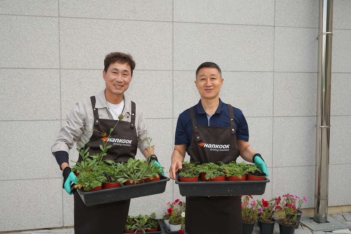 한국타이어앤테크놀로지 임직원들이 지난 7일 ‘우리들의 숲’ 조성 봉사활동을 하고 있다. [한국타이어 제공]