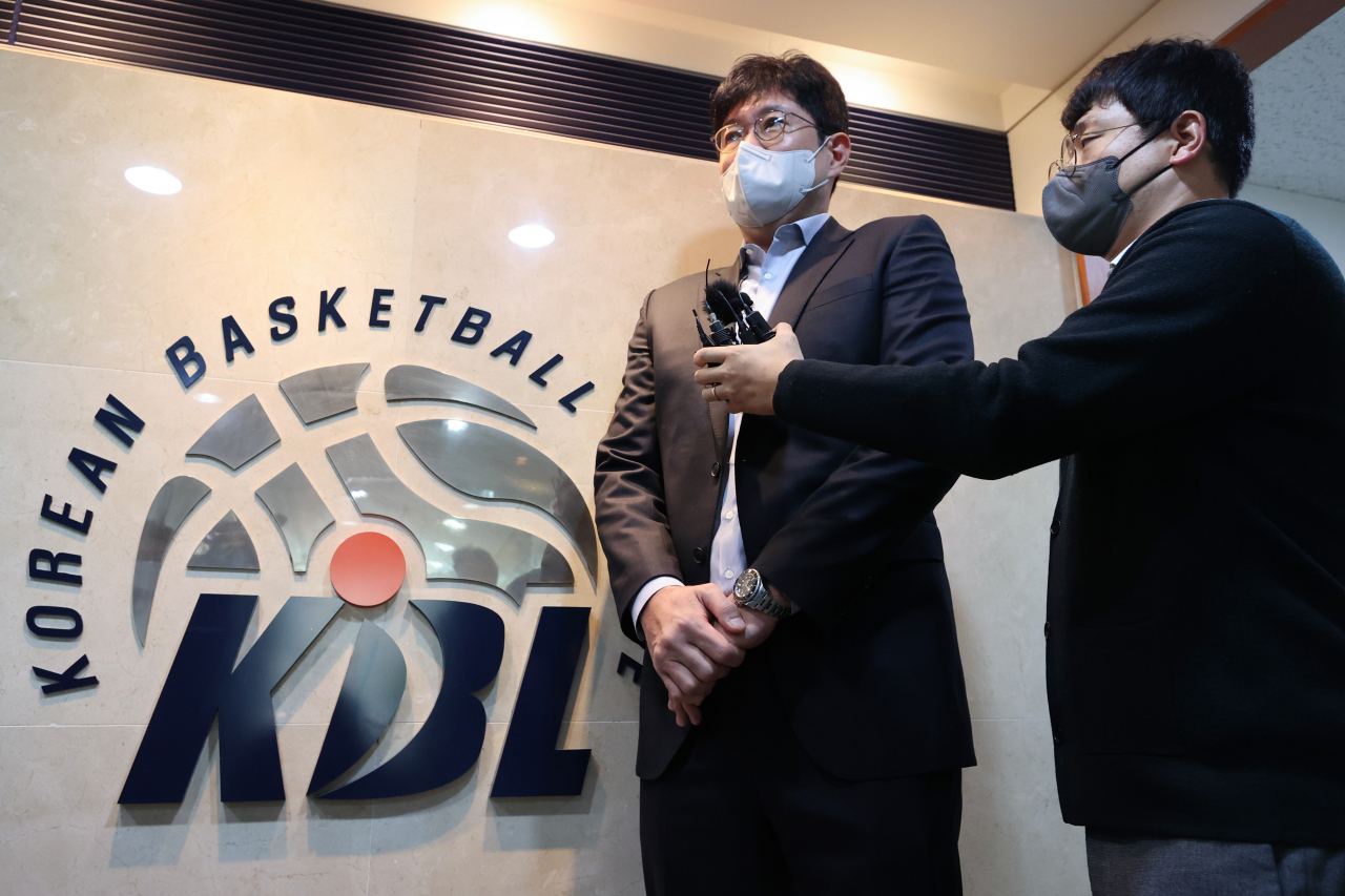 정경호 고양 캐롯 점퍼스 단장이 11일 오전 서울 강남구 KBL빌딩에서 열린 KBL 긴급 이사회 참석 전 취재진과 질의응답을 하고 있다. 연합뉴스