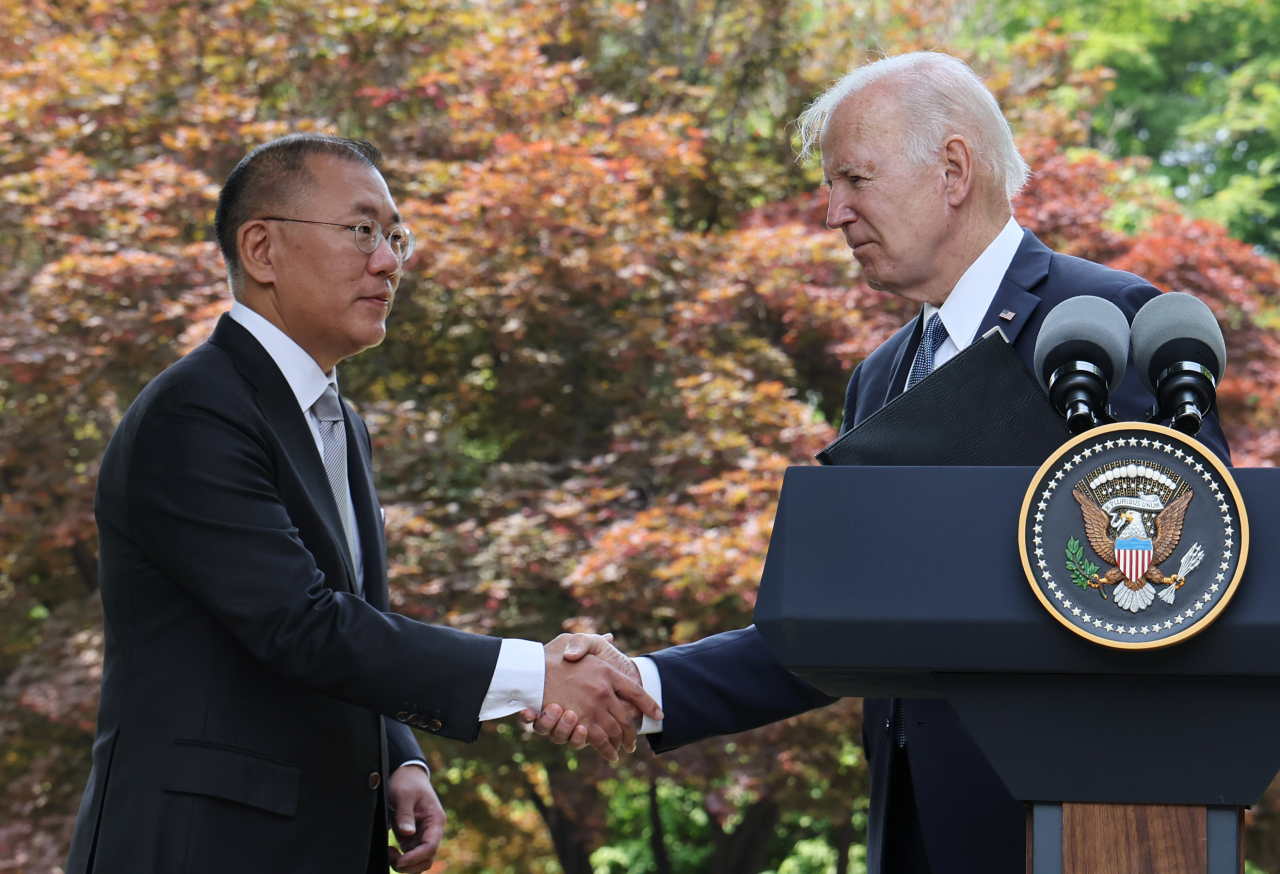 Hyundai Motor Group Executive Chair Chung Euisun (left) shakes hand with US President Joe Biden (right) after the briefing held at Grand Hyatt Seoul in Seoul, Sunday. (Yonhap)