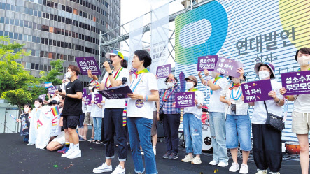 성소수자의 부모 애니씨와 누리씨가 한 성소수자 집회에서 발언하고 있다. 박혜원 기자