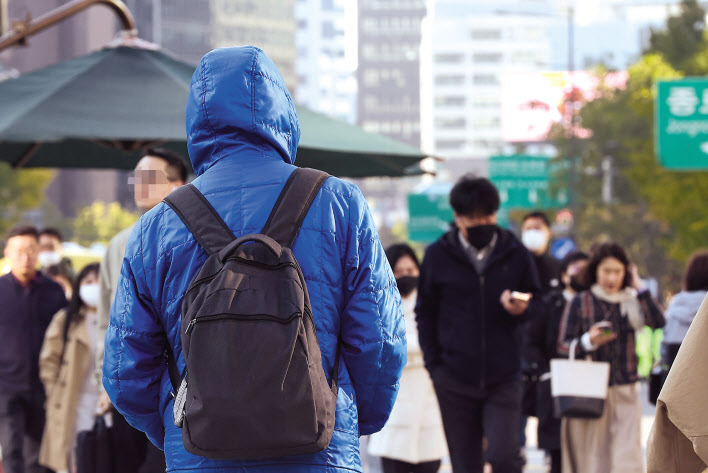 11일 오전 올가을 최저인 7도를 기록한 서울 광화문네거리에서 시민들이 횡단보도를 건너고 있다. 오는 12일은 아침기온이 더욱 낮아져 전국 대부분 지역이 5도 내외가 될 것으로 보인다. [연합]