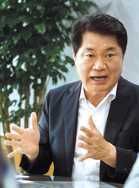 박준희 서울 관악구청장이 11일 헤럴드경제와 인터뷰에서 “경제구청장으로서 지역 경제 활성화를 위한 구정을 펼치겠다”고 각오를 밝히고 있다. 임세준 기자