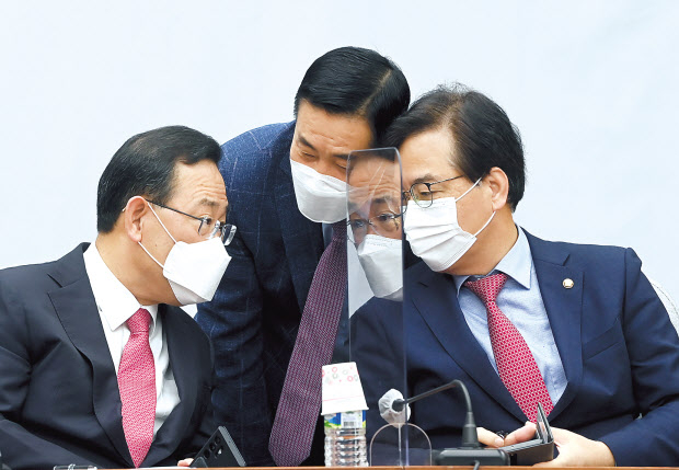 주호영 국민의힘 원내대표가 11일 국회에서 열린 국감대책회의에서 동료의원들과 대화하고 있다. 이상섭 기자