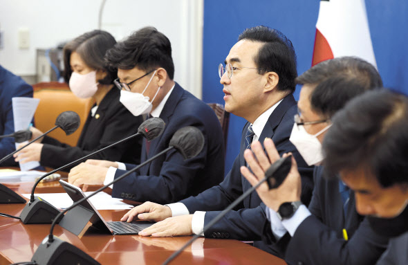 박홍근 더불어민주당 원내대표가 11일 국회에서 열린 국정감사대책회의에서 발언하고 있다. 이상섭 기자