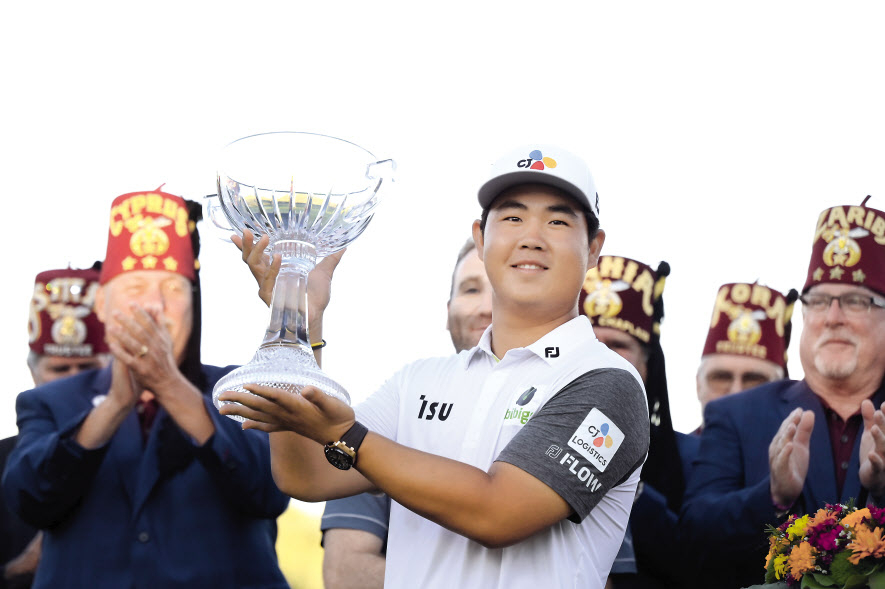 김주형이 10일(한국시간) PGA 투어 슈라이너스 칠드런스오픈에서 우승컵을 들어올리고 있다. 김주형은 20세 3개월 만에 2승을 획득, 타이거 우즈(20세 9개월)의 기록을 넘어섰다. [AP]