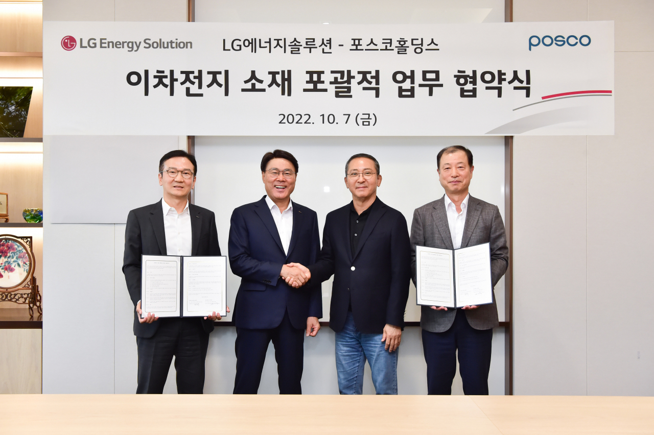 최정우(왼쪽 두번째) 포스코홀딩스 회장과 권영수(세번째) LG에너지솔루션 부회장이 지난 7일 서울 여의도 파크원에서 ‘이차전지 소재 전략적 사업 협력을 위한 양해각서’를 체결하고 기념사진을 찍고 있다. [양사 제공]