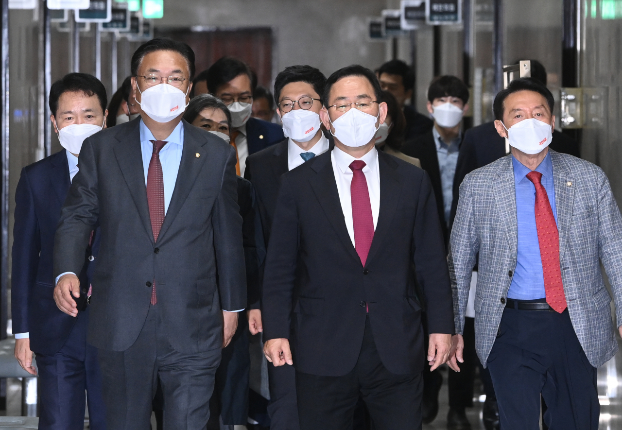 국민의힘 정진석 비대위원장과 주호영 원내대표가 6일 오전 국회에서 열리는 비상대책위원회의에 참석하고 있다. [연합]