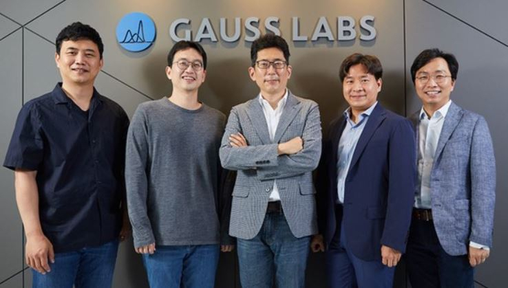가우스랩스 구성원들. (왼쪽부터) 컴퓨터 리더 최병원, R&D 리더 윤성희, 김영한 CEO, 수석 박태영, PMO 리더 김무성. [SK하이닉스 제공]