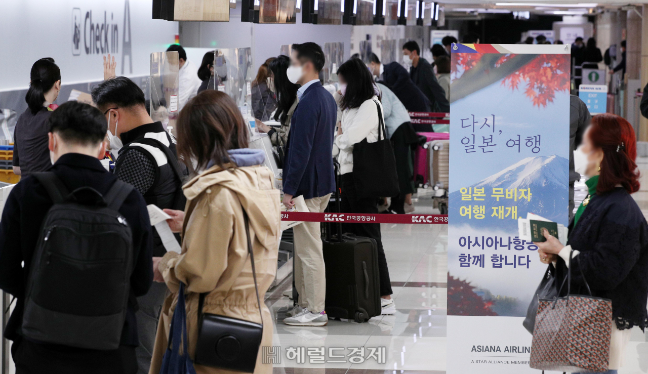 일본 정부가 한국 등 전 세계 68개국에 대한 비자 면제 조치를 재개한 가운데 시행 첫날인 11일 서울 강서구 김포국제공항 출국장에서 일본으로 향하는 승객들이 탑승수속을 하고 있다. [임세준 기자]