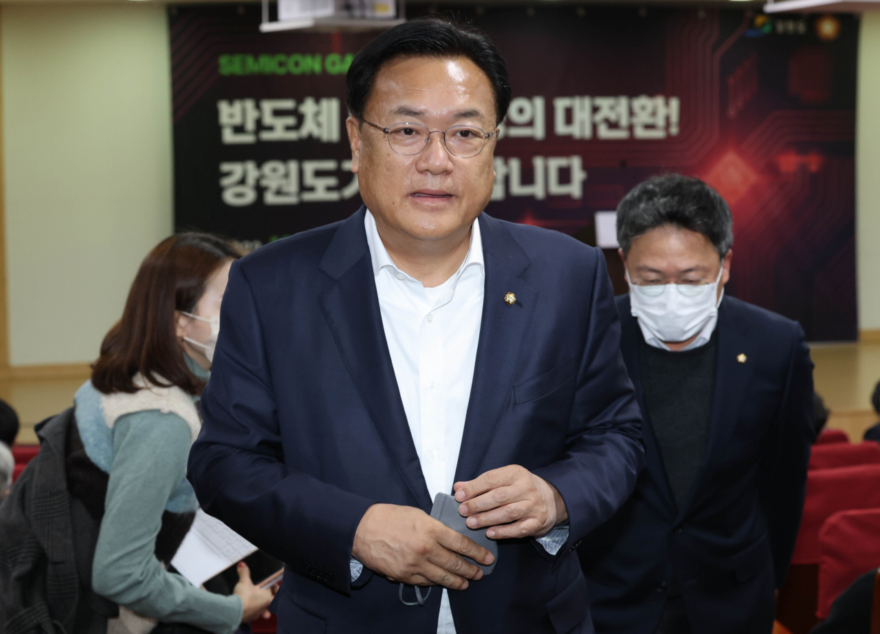 국민의힘 정진석 비상대책위원장이 11일 국회 의원회관에서 열린 '반도체 인력양성의 대전환! 강원도가 시작합니다' 토론회에서 축사를 마친 뒤 밖으로 나가고 있다. [사진=이상섭 기자]