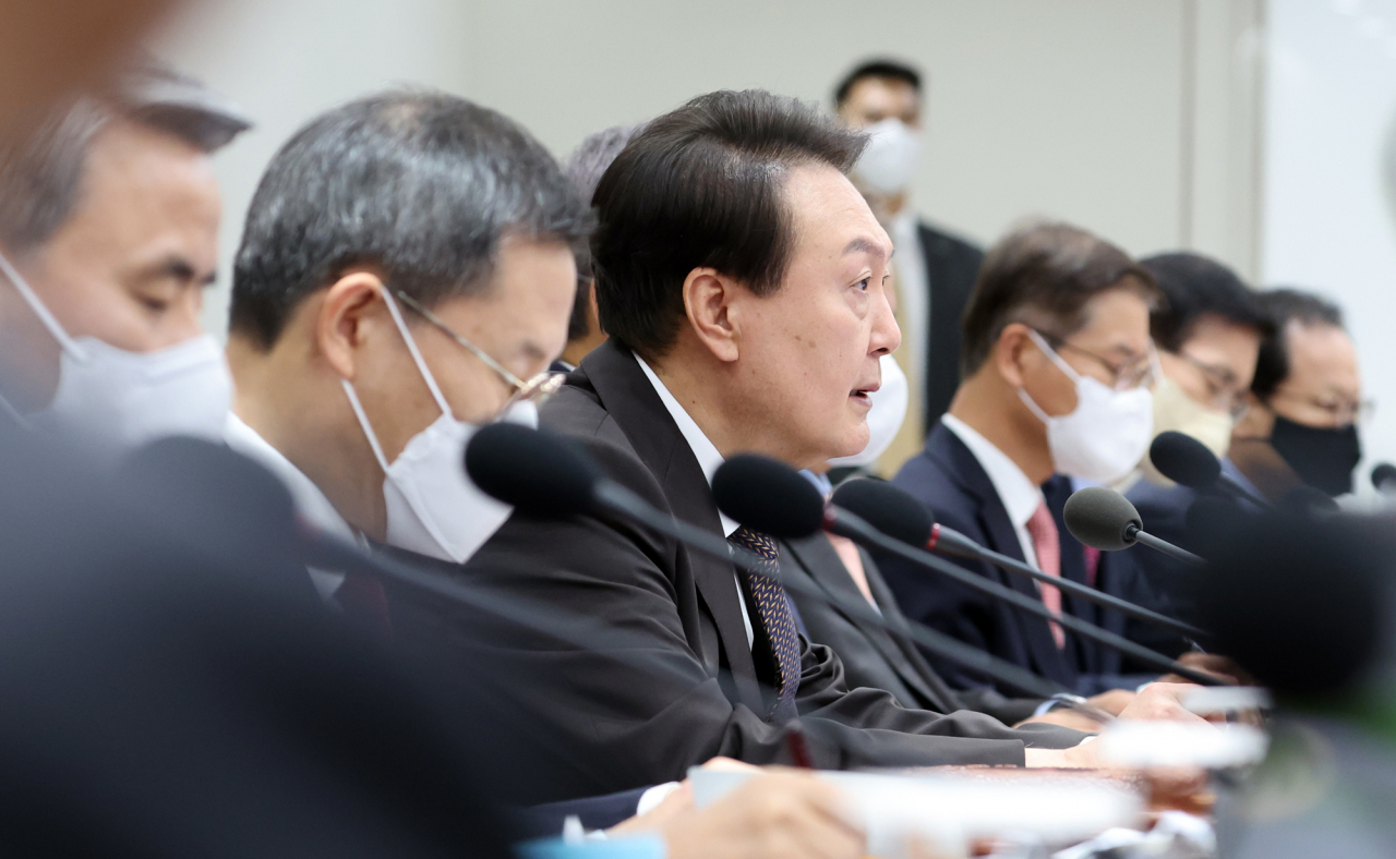윤석열 대통령이 11일 오전 서울 용산 대통령실 청사에서 열린 국무회의에서 발언하고 있다. [연합]