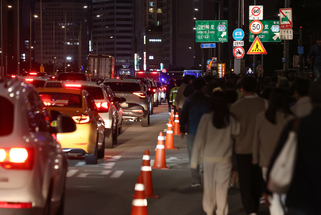서울세계불꽃축제가 3년 만에 열린 8일 오후 서울 마포대교에서 불꽃쇼 관람을 마친 시민들이 이동하고 있다. 연합뉴스