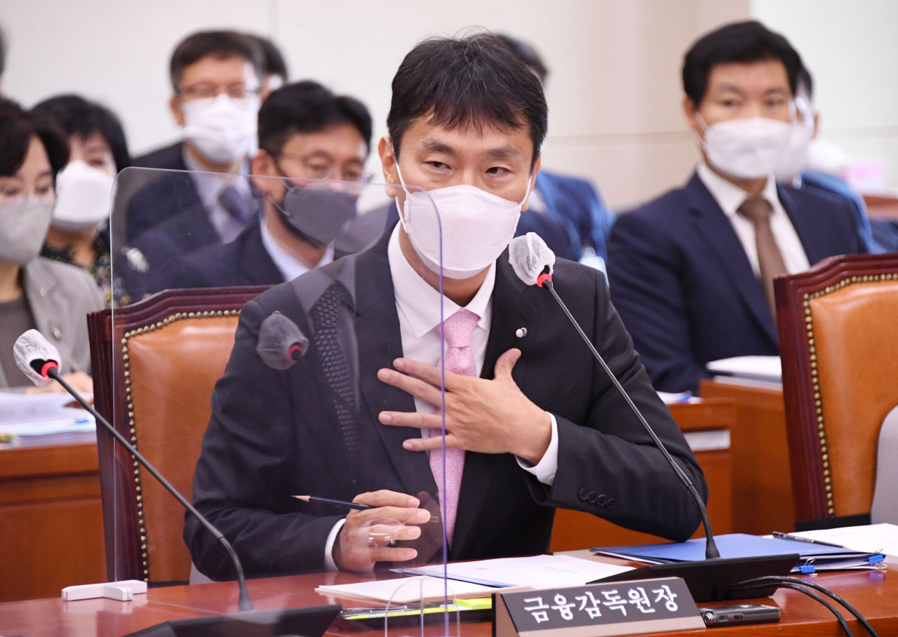 Financial Supervisory Service Gov. Lee Bok-hyun speaks to lawmakers during a parliamentary audit held at the National Assembly on Tuesday. (Yonhap)