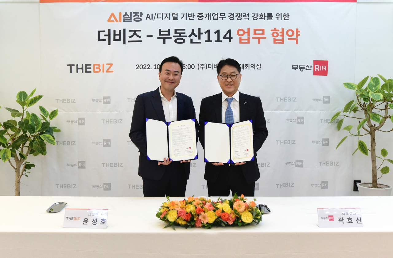 부동산R114 곽효신 대표이사(우측)가 더비즈 윤성호 대표와 협약서에 사인을 한 뒤 기념촬영을 하고있다.[부동산R114]
