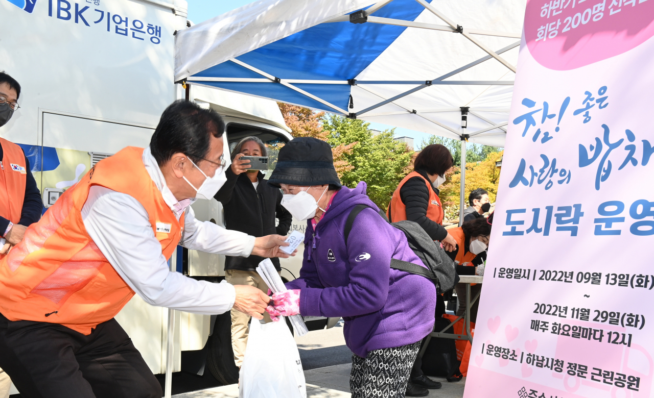 이현재(왼쪽) 하남시장, ‘사랑의 밥차’ 배식 봉사