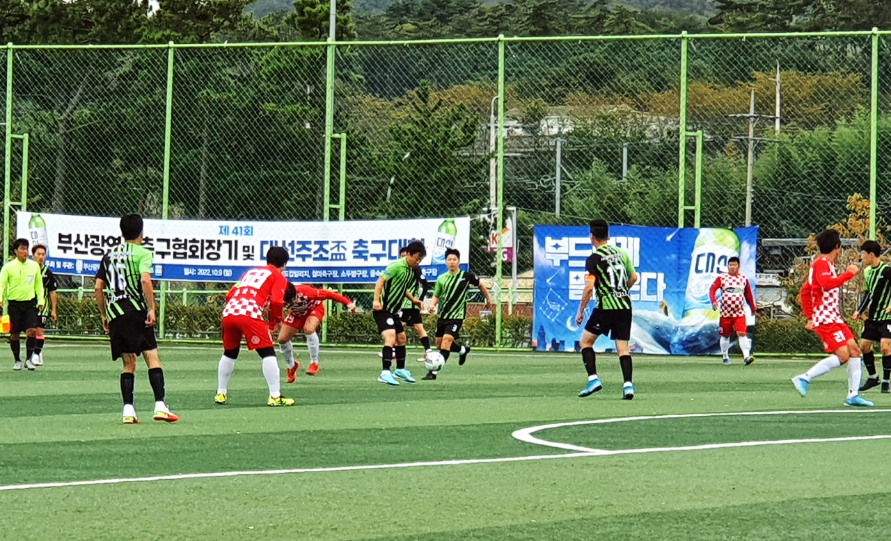9일 열린 대선주조배 축구대회에 참가한 선수들이 경기를 펼치고 있다. [대선주조 제공]