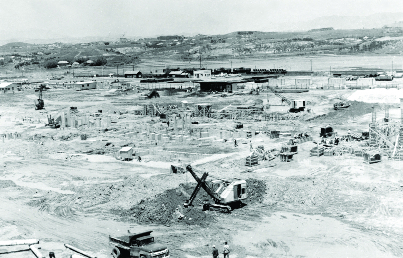 1963년 울산 공장 건설 당시 모습. [SK이노베이션 제공]