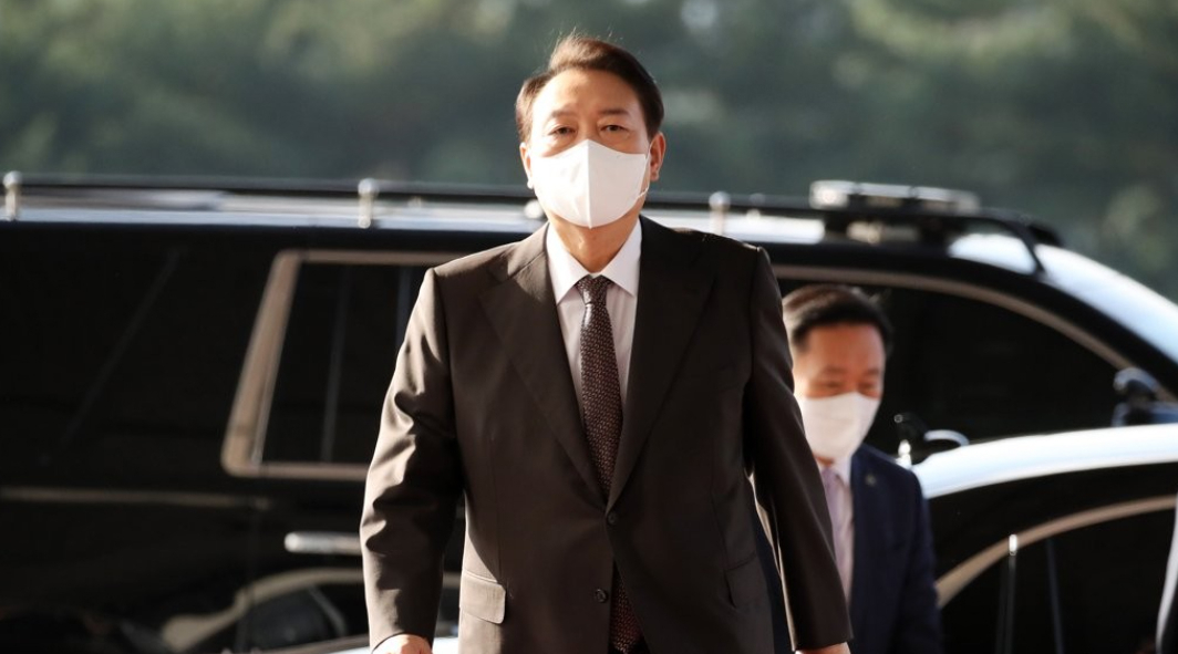 윤석열 대통령이 11일 오전 서울 용산 대통령실 청사로 출근하고 있다. [대통령실통신사진기자단]