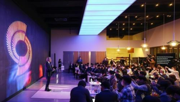 루카 데 메오 르노그룹 최고경영자(CEO)가 11일 오후 서울 강남구 앤헤이븐에서 열린 기자 간담회에서 발언하고 있다. [연합]