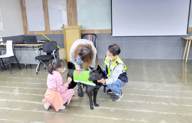 12일 서울 반려견 순찰대에서 한 어린아이가 반려견 심장소리 듣기 체험을 진행하고 있다. [서울시 제공]