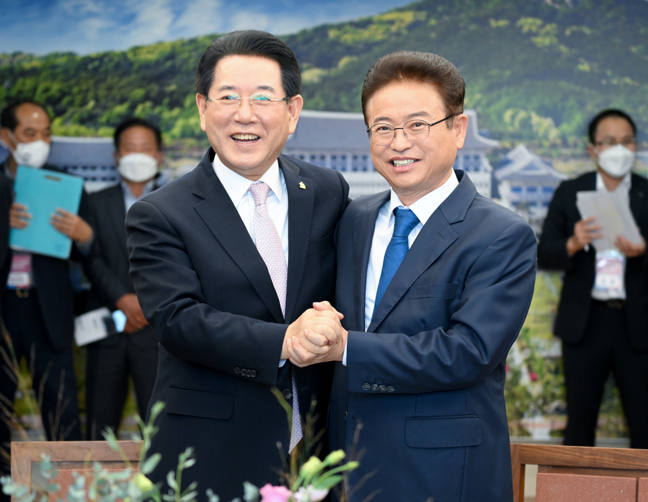 이철우 경북지사(오른쪽)와 김영록 전남지사.[경북도 제공]