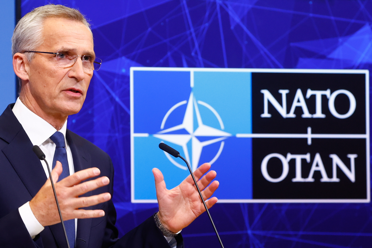 옌스 스톨텐베르그 북대서양조약기구(NATO·나토) 사무총장이 11일(현지시간) 벨기에 브뤼셀 나토 본부에서 열린 기자회견에서 오는 13일 ‘핵계획그룹(Nuclear Planning Group)’ 정례 회의를 주재하고, 다음 주 핵무기 운용과 관련된 실제적인 군사 훈련 ‘스테드패스트 눈(Steadfast Noon)’을 실시한다고 말하고 있다. [EPA]