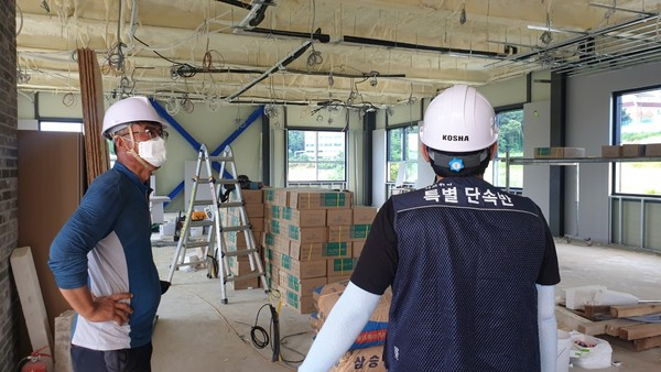 한국산업안전보건공단 특별단속반이 50인 미만 소규모 사업장의 추락·끼임 사망사고를 예방하기 위해 특별단속을 실시하고 있다. [헤럴드경제 DB]