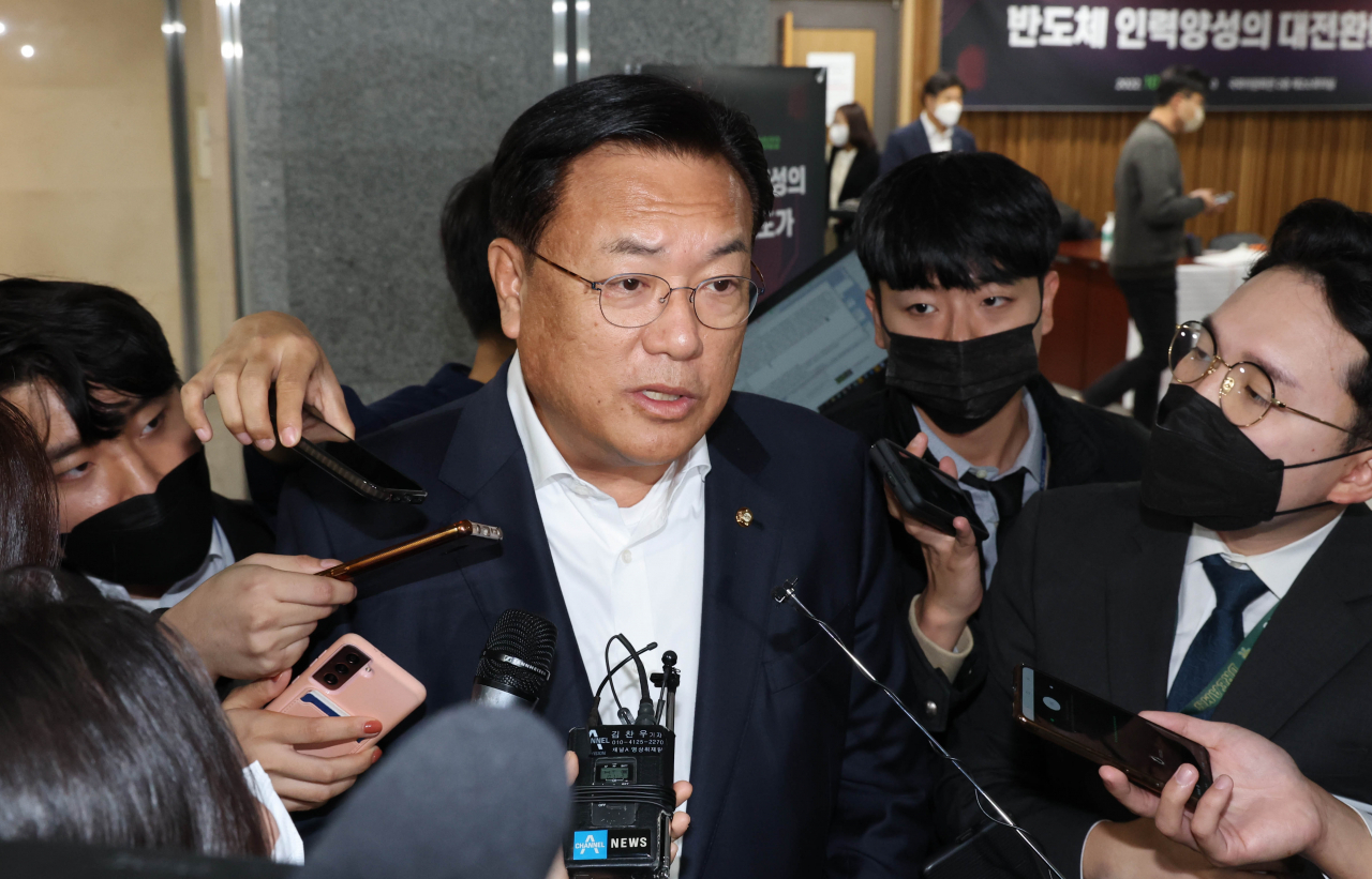 국민의힘 정진석 비상대책위원장이 11일 국회 의원회관에서 열린 '반도체 인력양성의 대전환! 강원도가 시작합니다' 토론회에서 축사를 마친 뒤 취재진의 질문에 답변하고 있다. [연합]