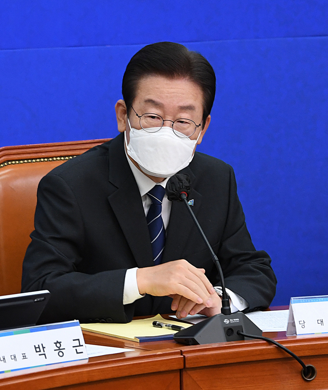 이재명 더불어민주당 대표가 지난 11일 오전 서울 여의도 국회에서 열린 긴급 안보대책회의에서 참석자의 발언을 경청하고 있다. 이상섭 기자