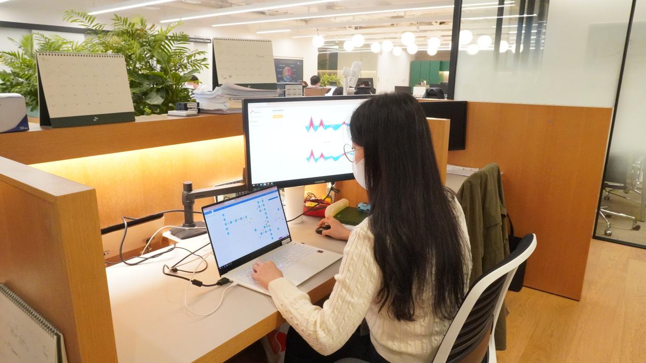 SK가스 직원이 화학공정 AI 분석 시스템을 점검하고 있다. [SK가스 제공]