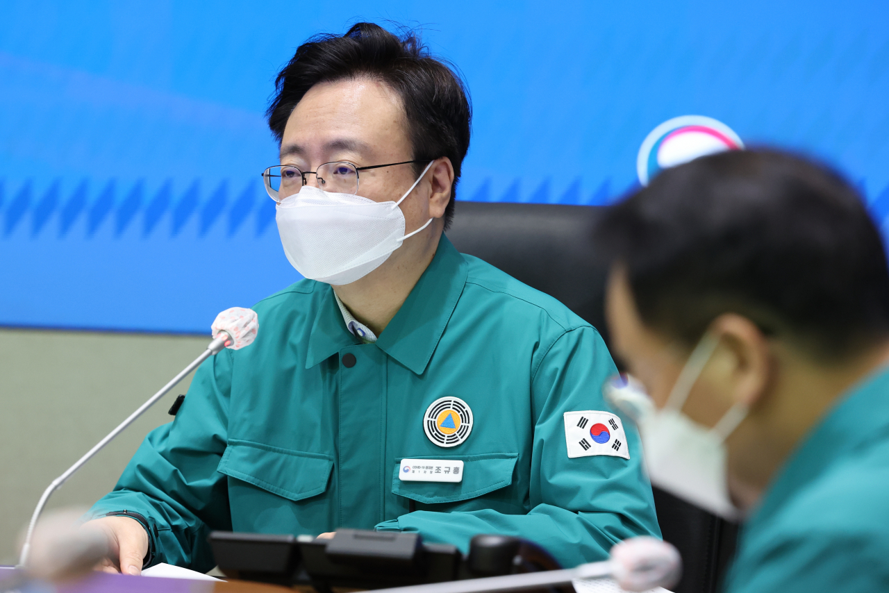 조규홍 보건복지부 장관이 12일 정부서울청사 중앙재난안전상황실 서울상황센터에서 열린 코로나19 대응 중앙재난안전대책본부 회의를 주재하고 있다. [연합]