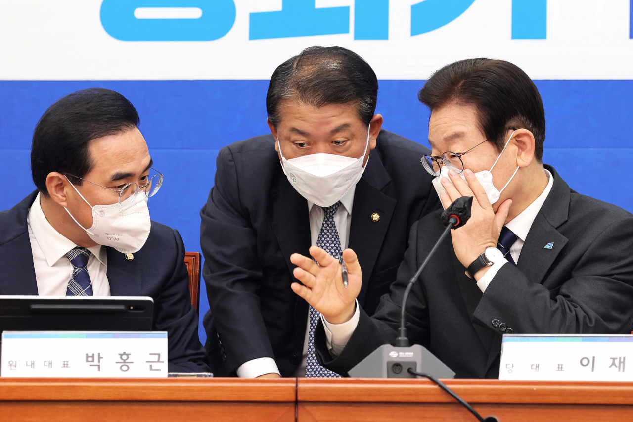 더불어민주당 이재명 대표가 11일 오전 서울 여의도 국회에서 열린 긴급안보대책회의에서 김병주 의원, 박홍근 원내대표와 대화하고 있다. 이상섭 기자
