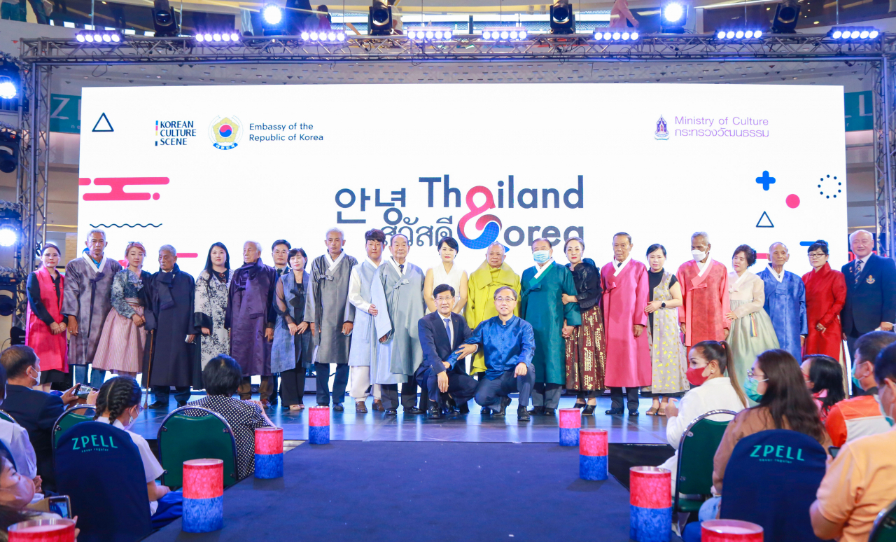 6.25때 한국을 도운 태국 참전용사에게 한복을 전달하는 행사가 최근 방콕에서 열렸다.