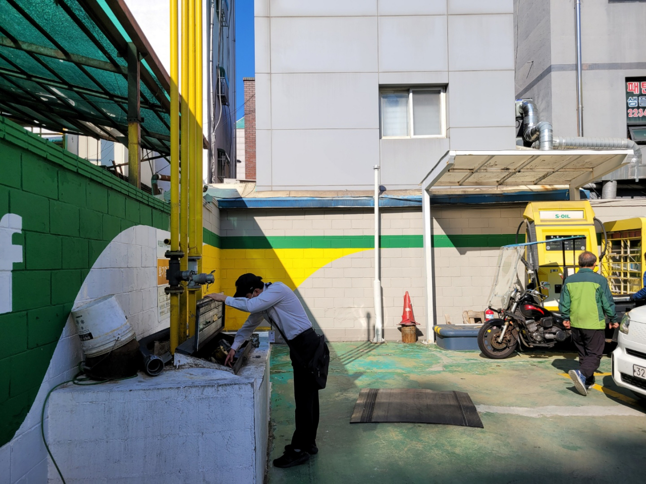 검사요원이 셀프주유취급소 안전관리를 하고 있는 사진. [서울시 제공]