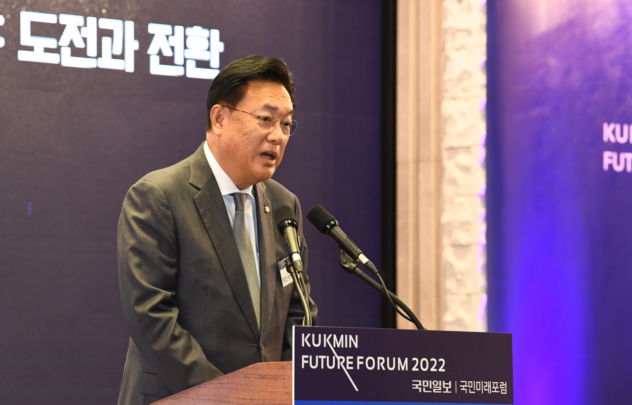 국민의힘 정진석 비상대책위원장이 12일 서울 여의도 국민일보 빌딩 컨벤션홀에서 열린 '2022 국민미래포럼'에 참석해 축사를 하고 있다. 연합뉴스