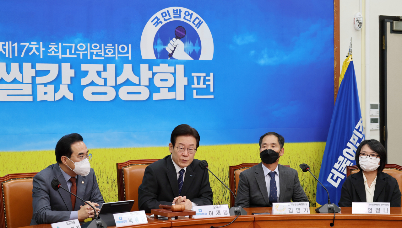 더불어민주당 이재명 대표가 12일 서울 여의도 국회에서 열린 최고위원회의 국민발언대 '쌀값정상화 편'에서 발언하고 있다. 이상섭 기자