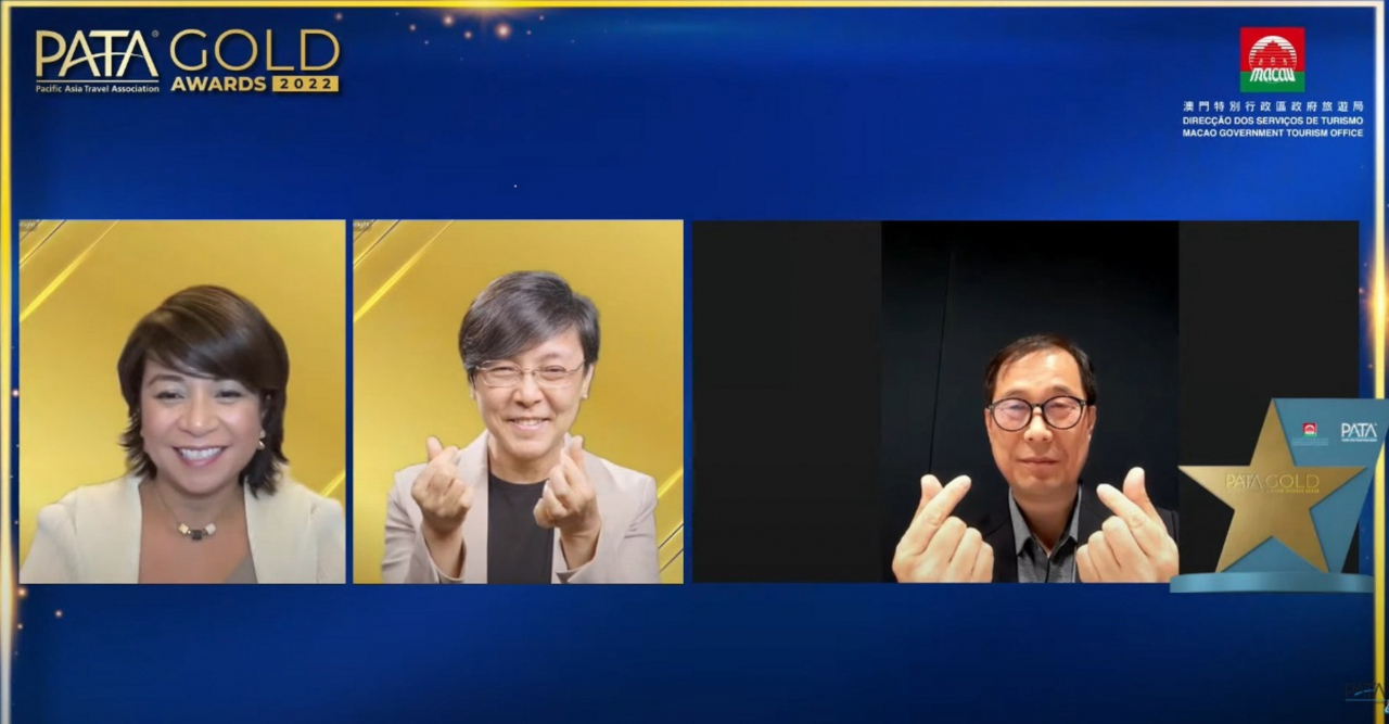 온라인 PATA 시상식에 참여한 김장실(오른쪽) 신임 한국관광공사 사장