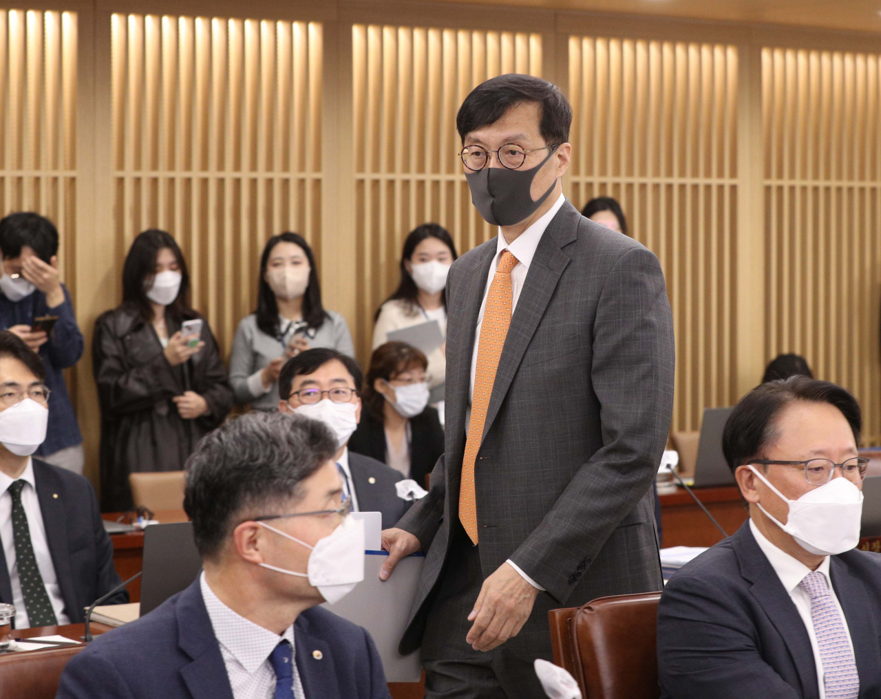 이창용 한국은행 총재가 12일 오전 서울 중구 한국은행에서 열린 금융통화위원회 정기회의에 참석하고 있다. [연합]