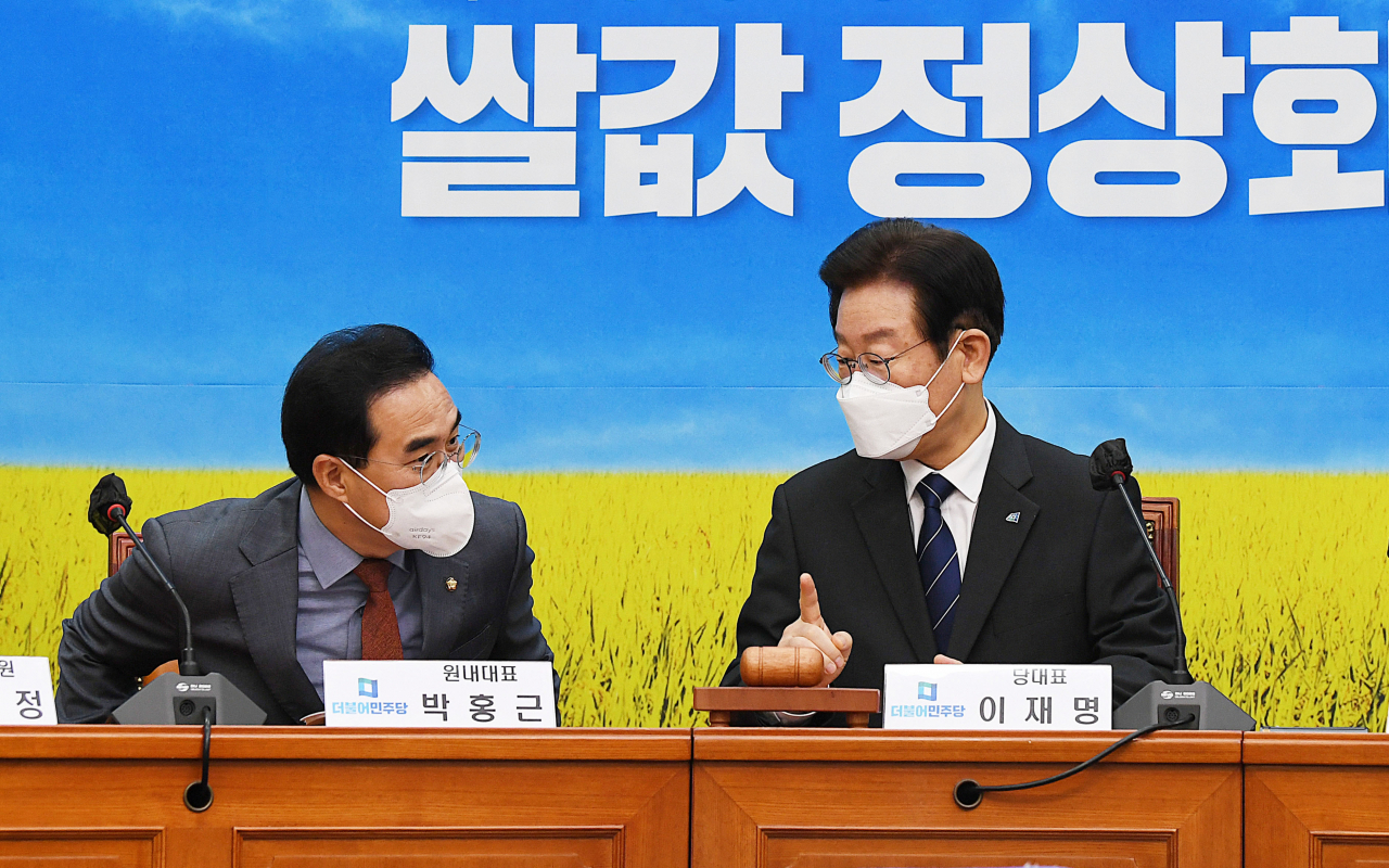 이재명 더불어민주당 대표와 박홍근 원내대표가 12일 서울 여의도 국회에서 열린 최고위원회의 국민발언대 '쌀값정상화 편'에 참석해 대화하고 있다. 이상섭 기자