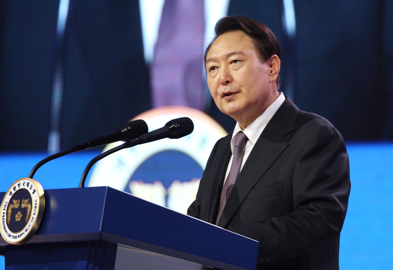 윤석열 대통령이 12일 오전 대전시 유성구 대전컨벤션센터에서 열린 세계지방정부연합(UCLG) 총회 개회식에서 축사를 하고 있다. [연합]