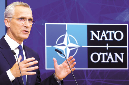옌스 스톨텐베르그 북대서양조약기구(NATO·나토) 사무총장이 11일(현지시간) 벨기에 브뤼셀 나토 본부에서 열린 기자회견에서 오는 13일 ‘핵계획그룹(Nuclear Planning Group)’ 정례 회의를 주재하고, 다음 주 핵무기 운용과 관련된 실제적인 군사 훈련 ‘스테드패스트 눈(Steadfast Noon)’을 실시한다고 말하고 있다. [EPA]