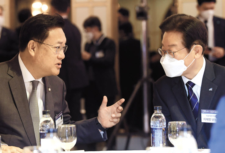 정진석 국민의힘 비상대책위원장과 이재명 더불어민주당 대표가 12일 서울 영등포구 국민일보 빌딩 컨벤션홀에서 열린 ‘2022 국민미래포럼’에 참석, 대화하고 있다. 이상섭 기자
