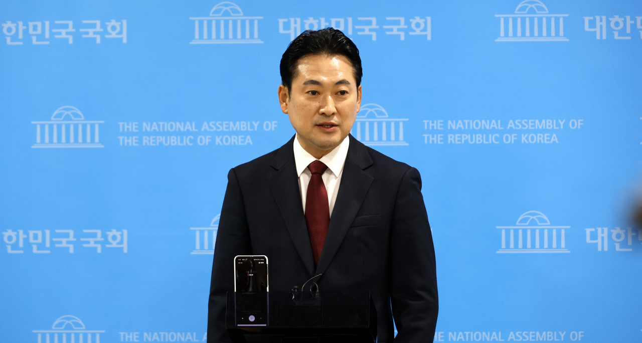 장동혁 국민의힘 원내대변인이 10일 국회 소통관에서 더불어민주당의 친일 발언 관련 브리핑을 한 뒤 기자들의 질문에 답하고 있다. [국회사진기자단]