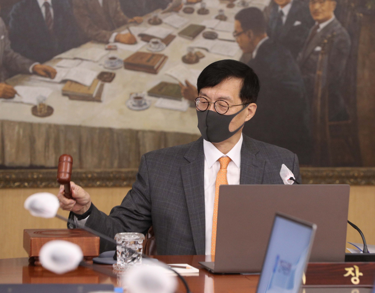 이창용 한국은행 총재가 12일 오전 서울 중구 한국은행에서 열린 금융통화위원회 정기회의에서 의사봉을 두드리고 있다. [사진공동취재단]