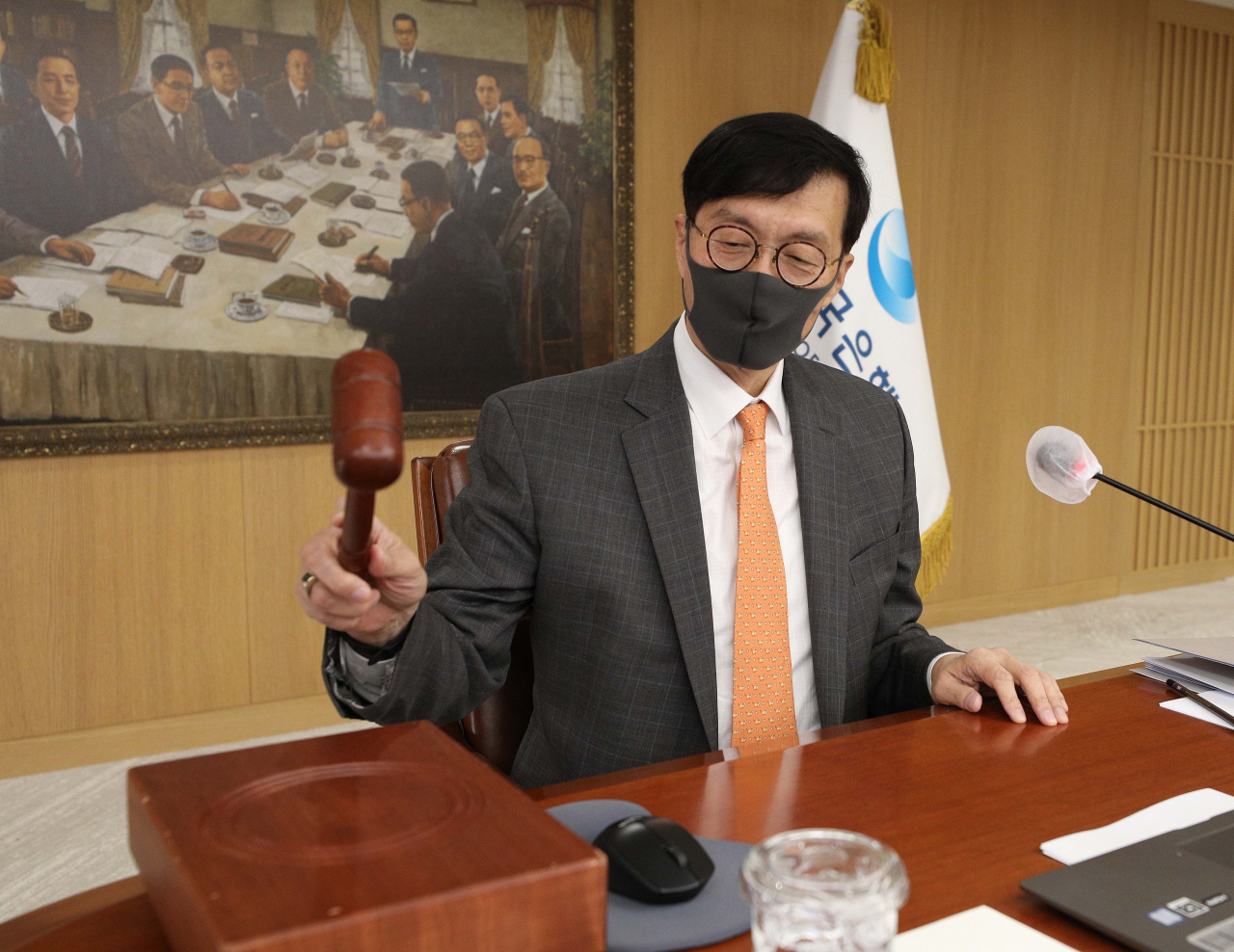 이창용 한국은행 총재가 12일 오전 서울 중구 한국은행에서 열린 금융통화위원회 정기회의에서 의사봉을 두드리고 있다. [연합]