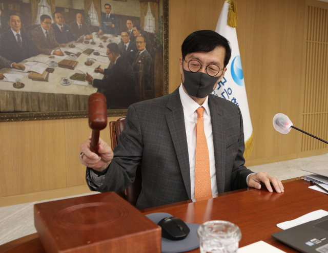 이창용 한국은행 총재가 12일 오전 서울 중구 한국은행에서 열린 금융통화위원회 정기회의에서 의사봉을 두드리고 있다. [연합]